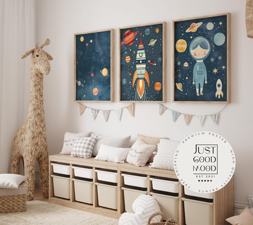 Astronaut Poster Kinderzimmer · Geschenkidee für Kinder · Kinderzimmer Deko  · Weltraum Rakete & Planeten · Deko Print ohne Rahmen-0